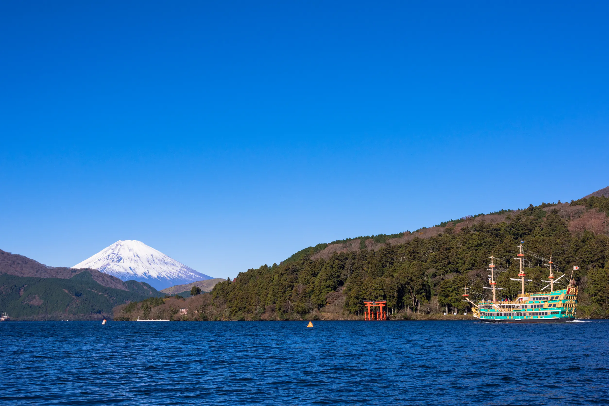 ashi lake and mt fuji