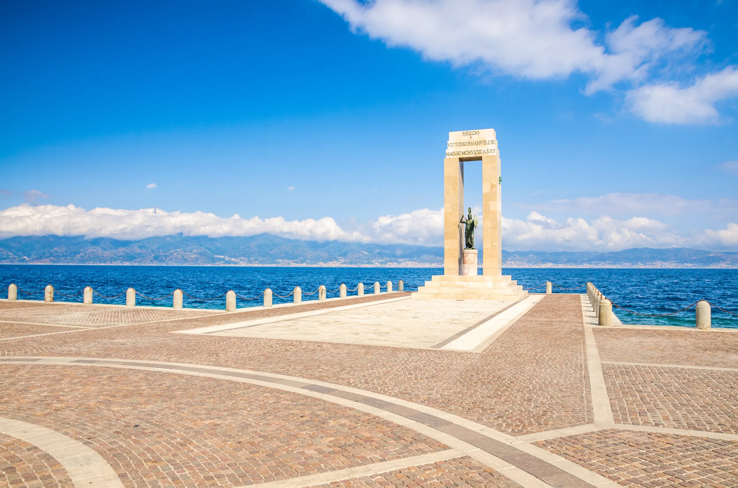 athena goddess statue monument vittorio italy