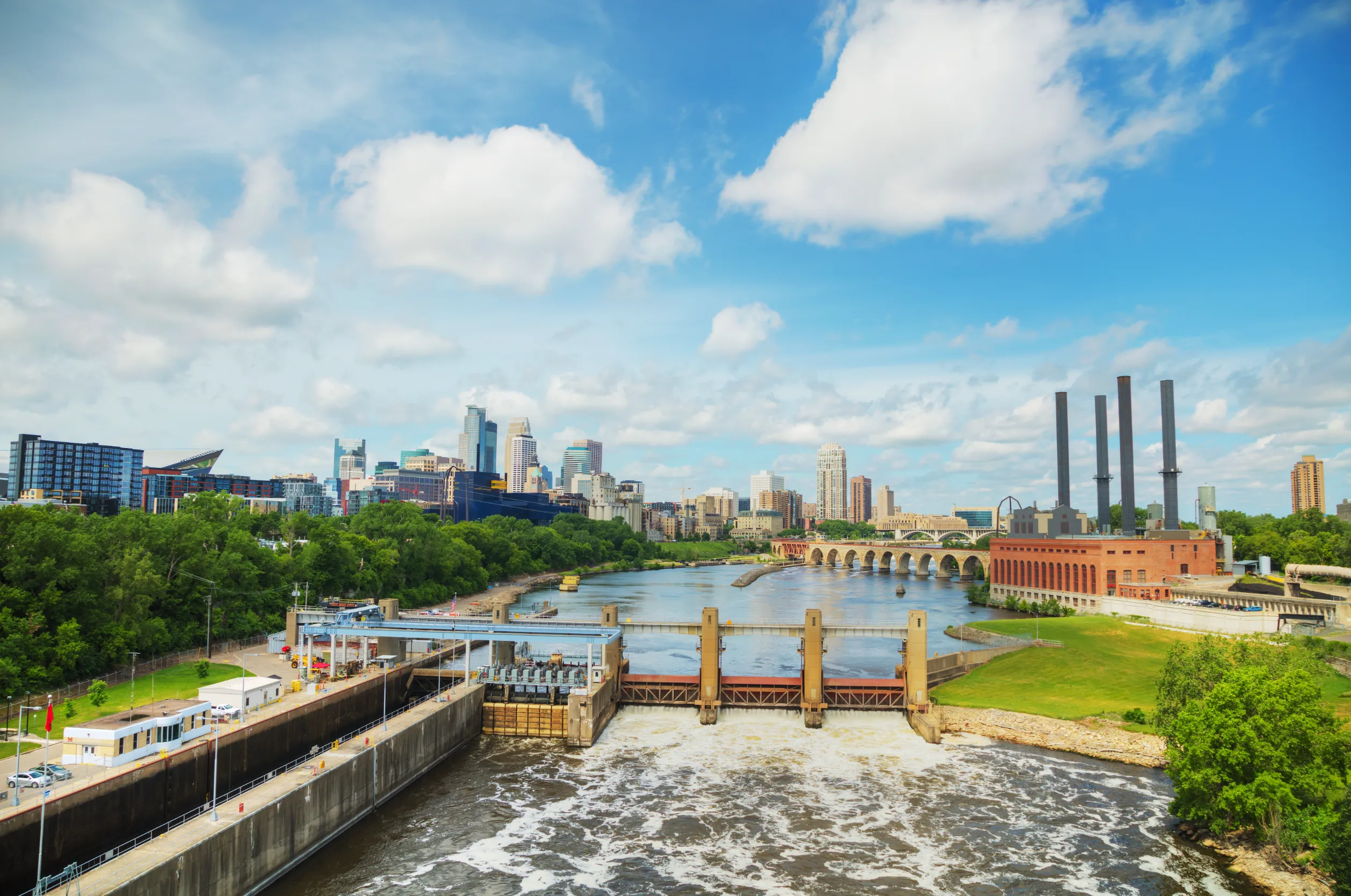 downtown minneapolis minnesota with mississippi river