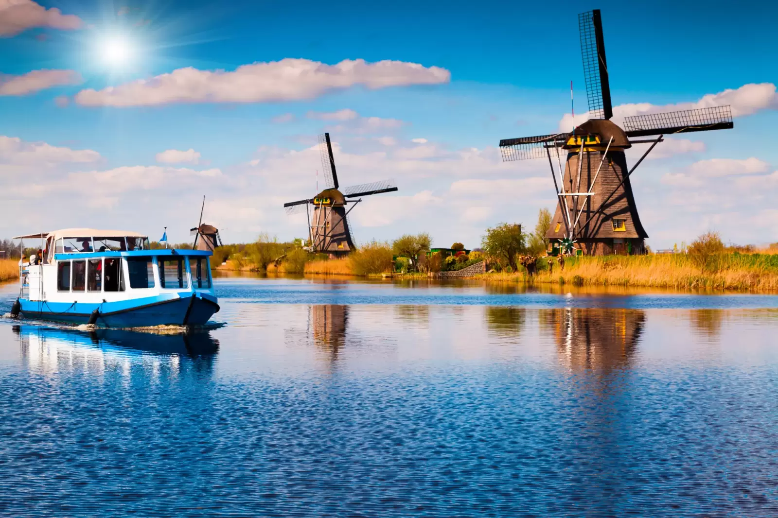 famous kinderdijk canal with windmills old dutch village kinderdijk