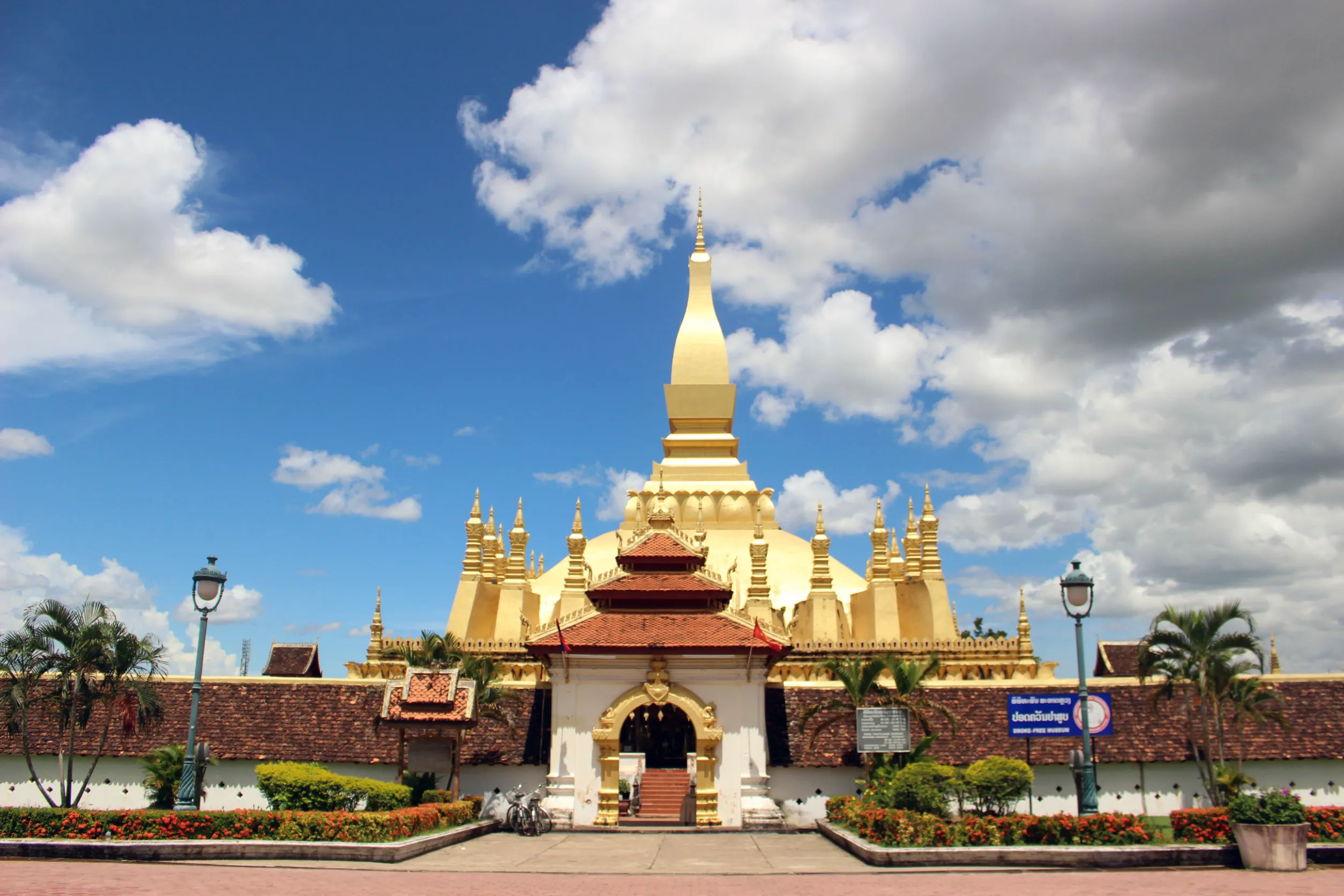 pha tat luang golden temple of vientiane