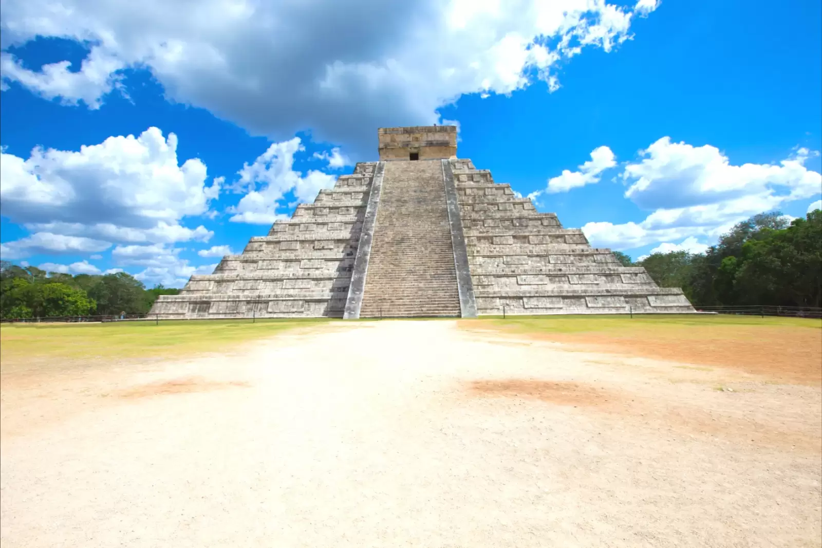 the kukulkan pyramid in chichen itza mexico