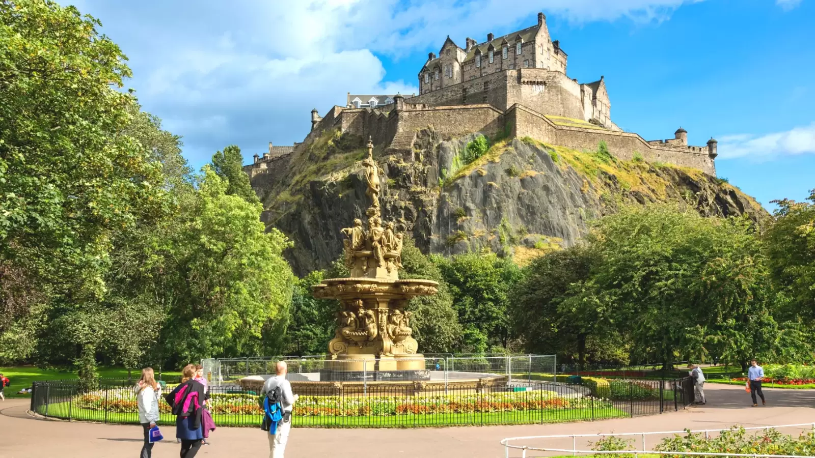 the ross fountain and famou castle in edinburgh united kingdom