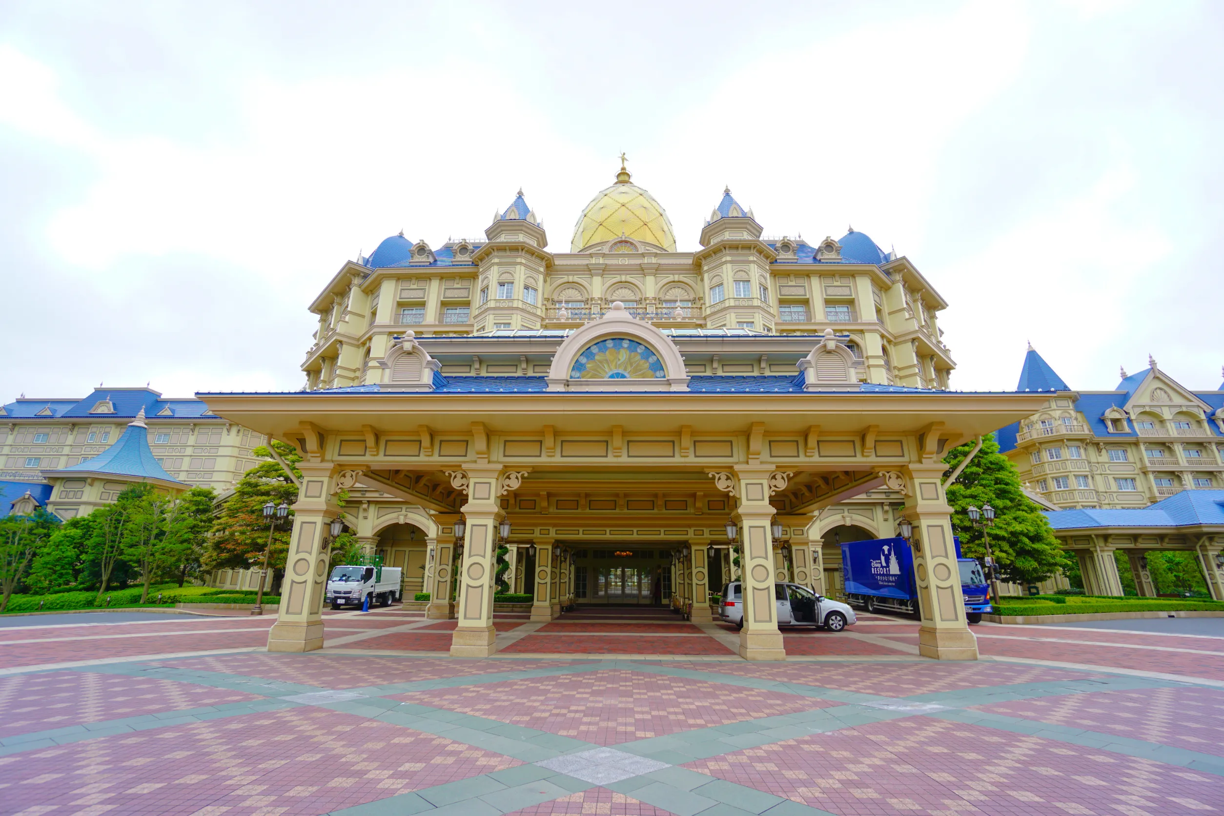 tokyo disneyland hotel located