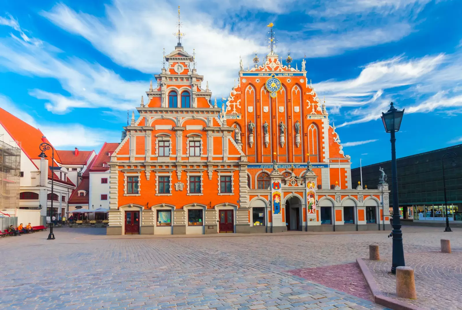 town hall square and the blackheads house are located