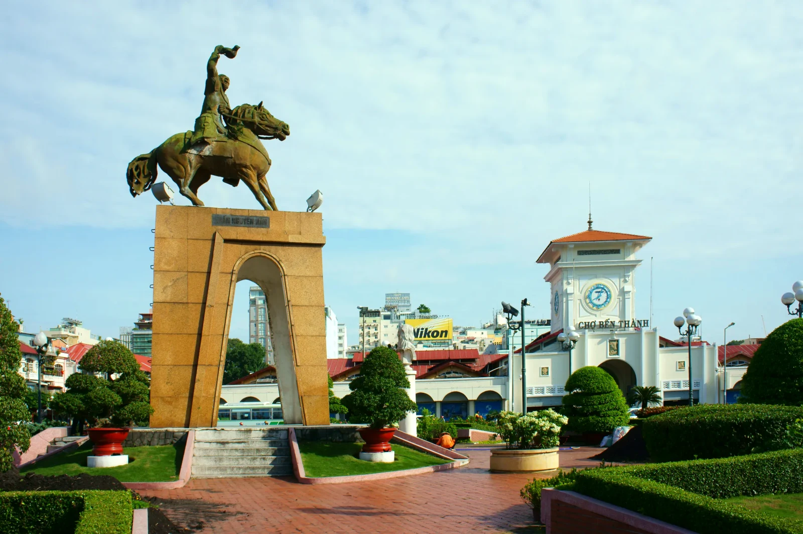 tran nguyen han statue locate at quach thi trang