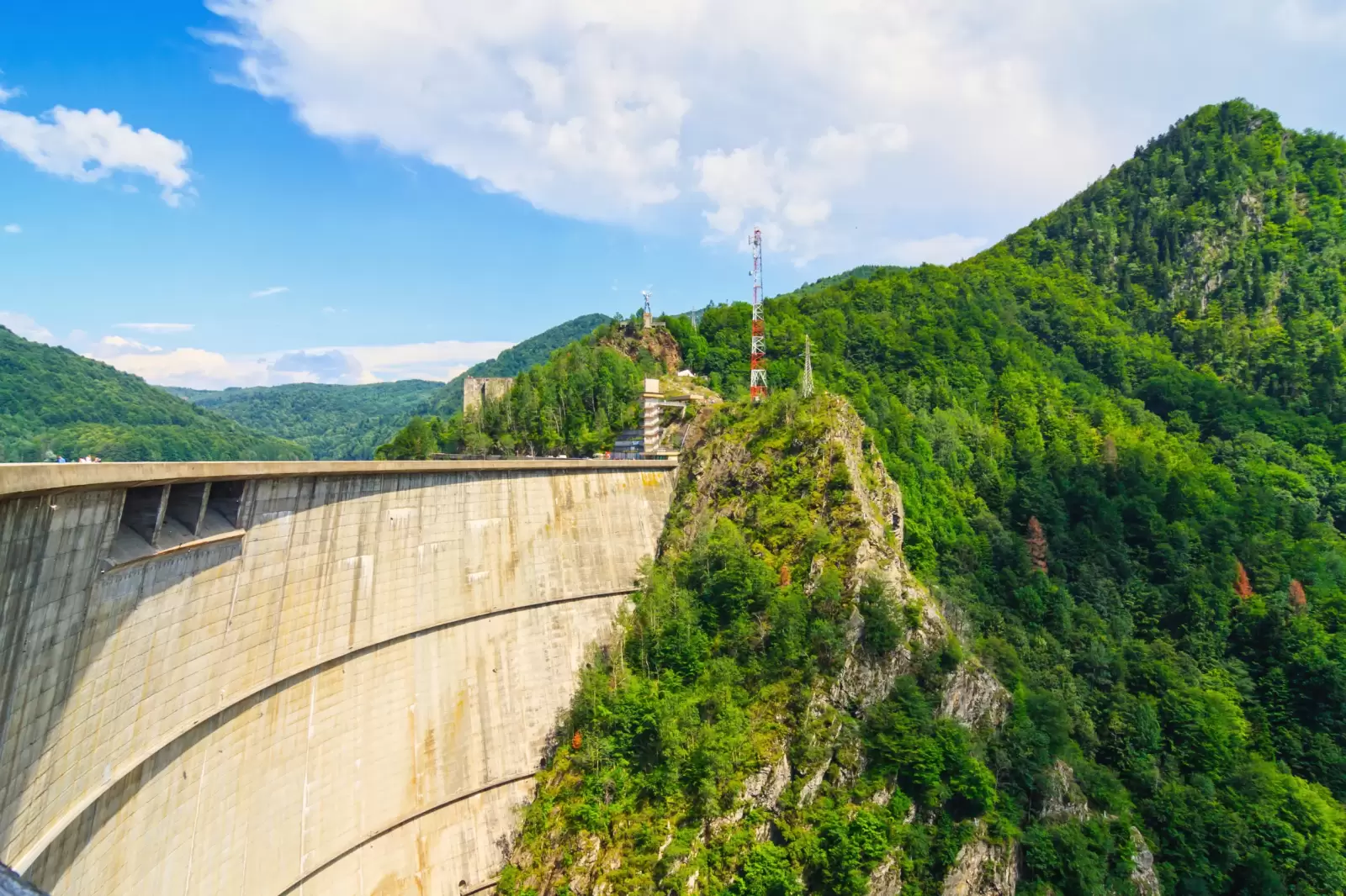 vidraru dam fagaras mountains romania